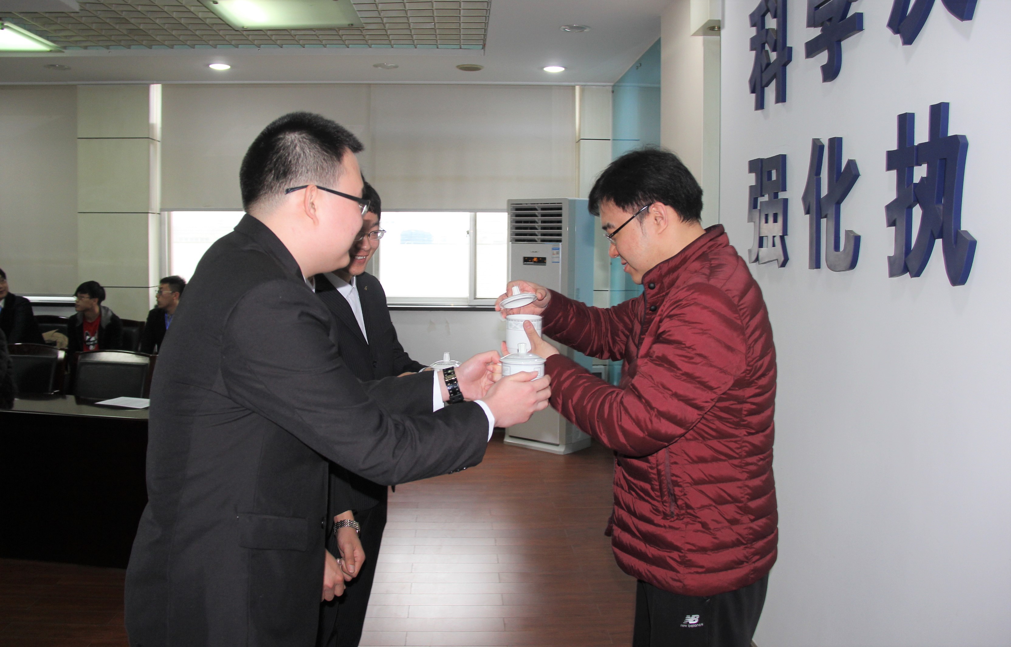 殷振东作为大学生代表宣读了拜师贴.
